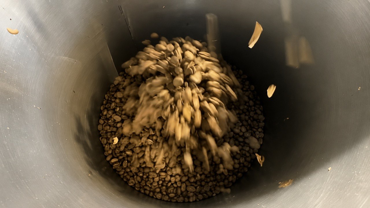 Кава обертається в потоці гарячого повітря AIR ROAST SYSTEM