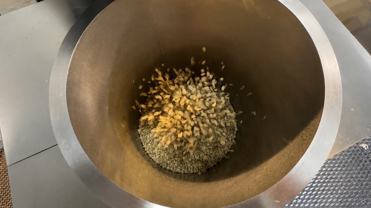 Зелена кава обсмажується в барабані AIR ROAST SYSTEM